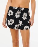 Korte zwarte broek met witte bloemenprint, met touwtje aan de tailleband.