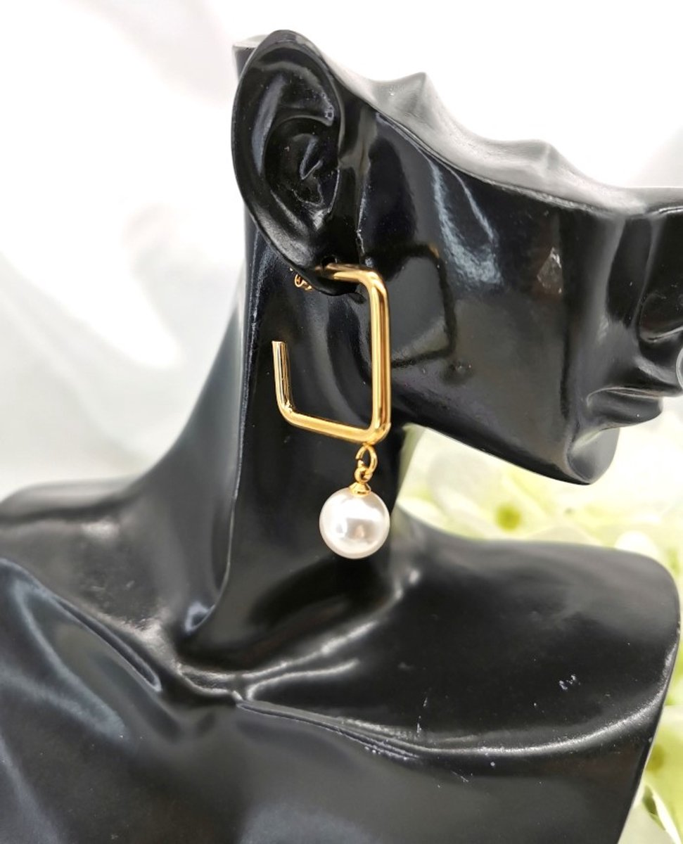 Oorbellen roestvrij staal goudkleurig vierkant met een hangende bungelende ronde synthetisch parel. strak, geometrisch design met de klassieke, tijdloze uitstraling.