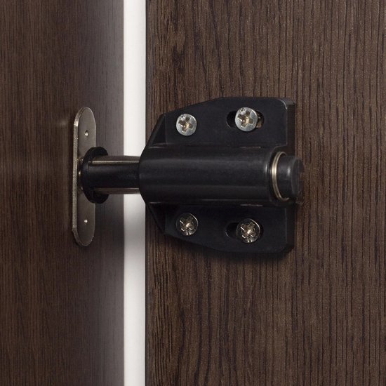 Zwarte kastdeur pusher met metalen plaatje gemonteerd op een houten kastdeur.