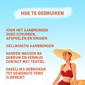 Illustratie van een vrouw in bikini met strooien hoed. Tekst 'Hoe te gebruiken': scrubben, gelijkmatig aanbrengen, handen wassen.