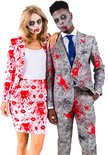 Zombiekoppel in kostuums: man in grijs met rode spetters, vrouw in rood met lipafdrukken.