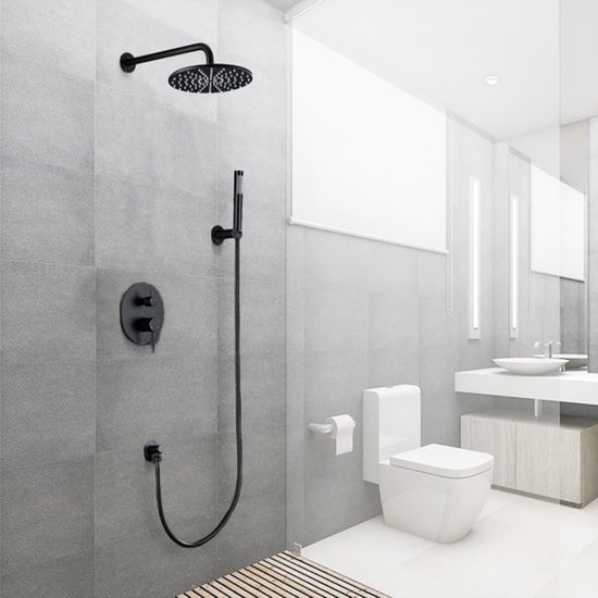 Moderne zwarte douche in een badkamer met grijze tegels en een witte toilet.