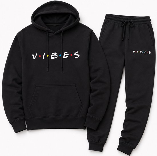 Zwart trainingspak met 'VIBES' opdruk op de hoodie en joggingbroek.
