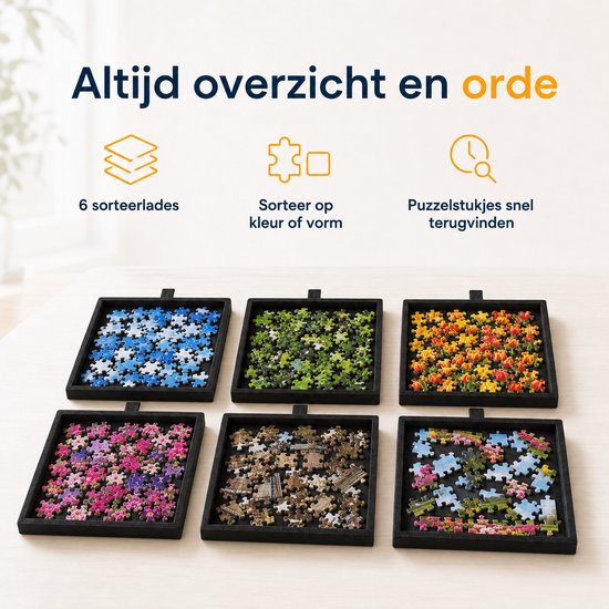 Zes zwarte sorteerlades gevuld met gekleurde puzzelstukjes, georganiseerd per kleur.