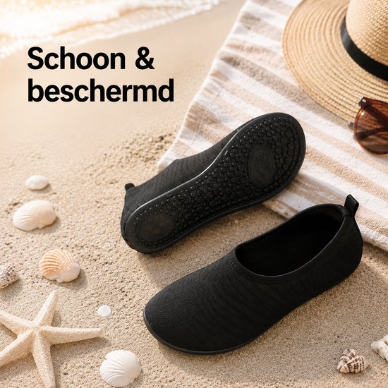 Zwarte waterschoenen op het strand met schelpen en een strooien hoed. Beschrijving: Schoon & beschermd.