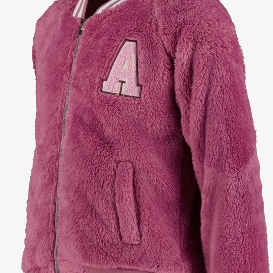 Detail van het roze, pluizige bomberjack met rits en roze A-patch op de linkerborst.