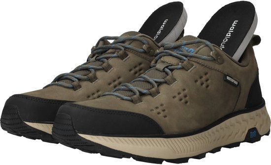 Paar bruine sneakers met blauwe veters, zwarte accenten en uitneembare groene binnenzolen.