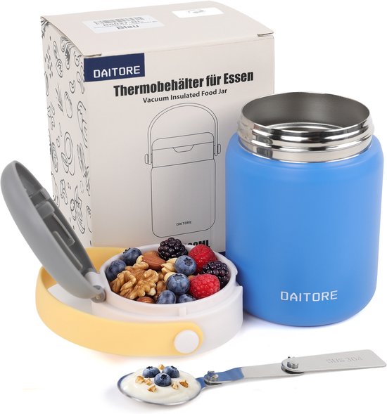 Blauwe DAITORE thermos voedselcontainer gevuld met fruit en noten, met inklapbare lepel en deksel ernaast. Doos met productafbeelding op achtergrond.