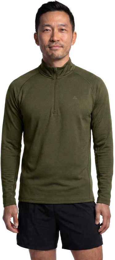 Aziatische man met lang gezicht draagt een mosgroene trui met halve rits en zwarte shorts, staand voor een witte achtergrond.