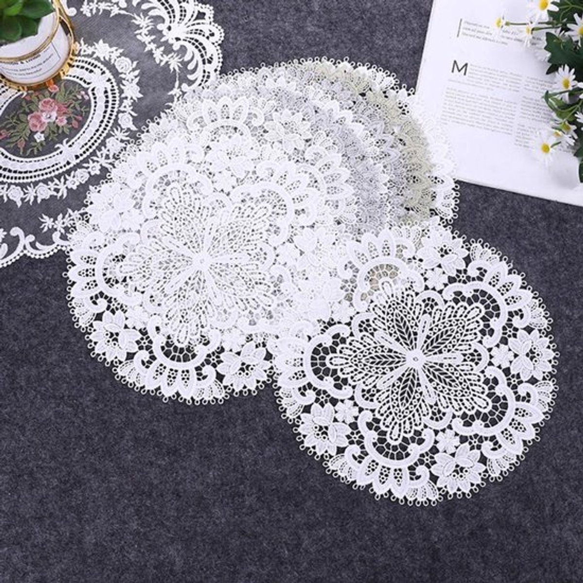 - Tafelkleed - Kanten - Handgemaakt - Rond - Borduurwerk - Kant - Gehaakt - Geklonken - Geschikt voor Keuken en Eetkamer - Zilver - Set van 26 cm.