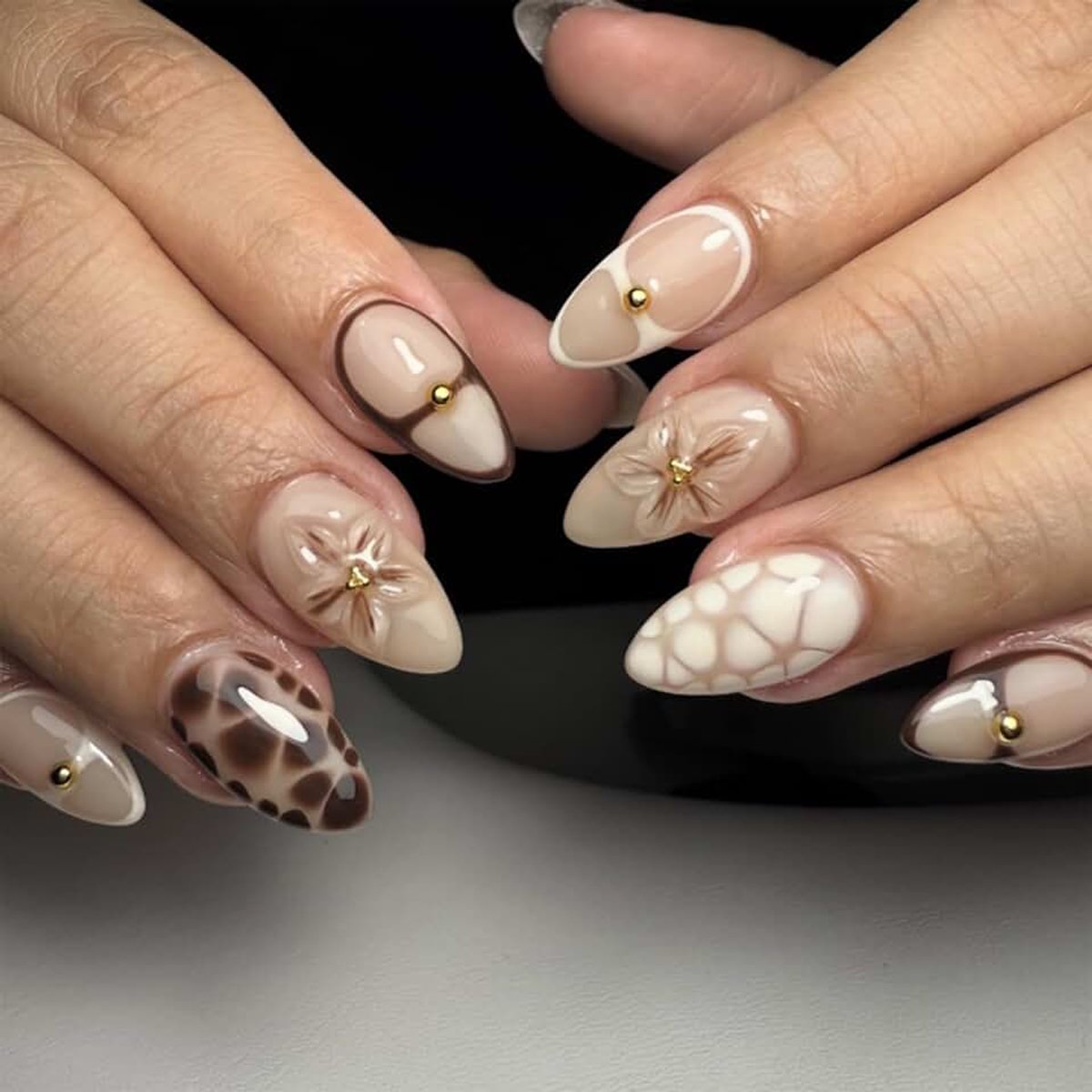 24-delige Press On Nails, Korte Amandelvorm met 3D-Bloemen, Bruine Kunstnagels voor het Plakken, Glanzende Nail Art