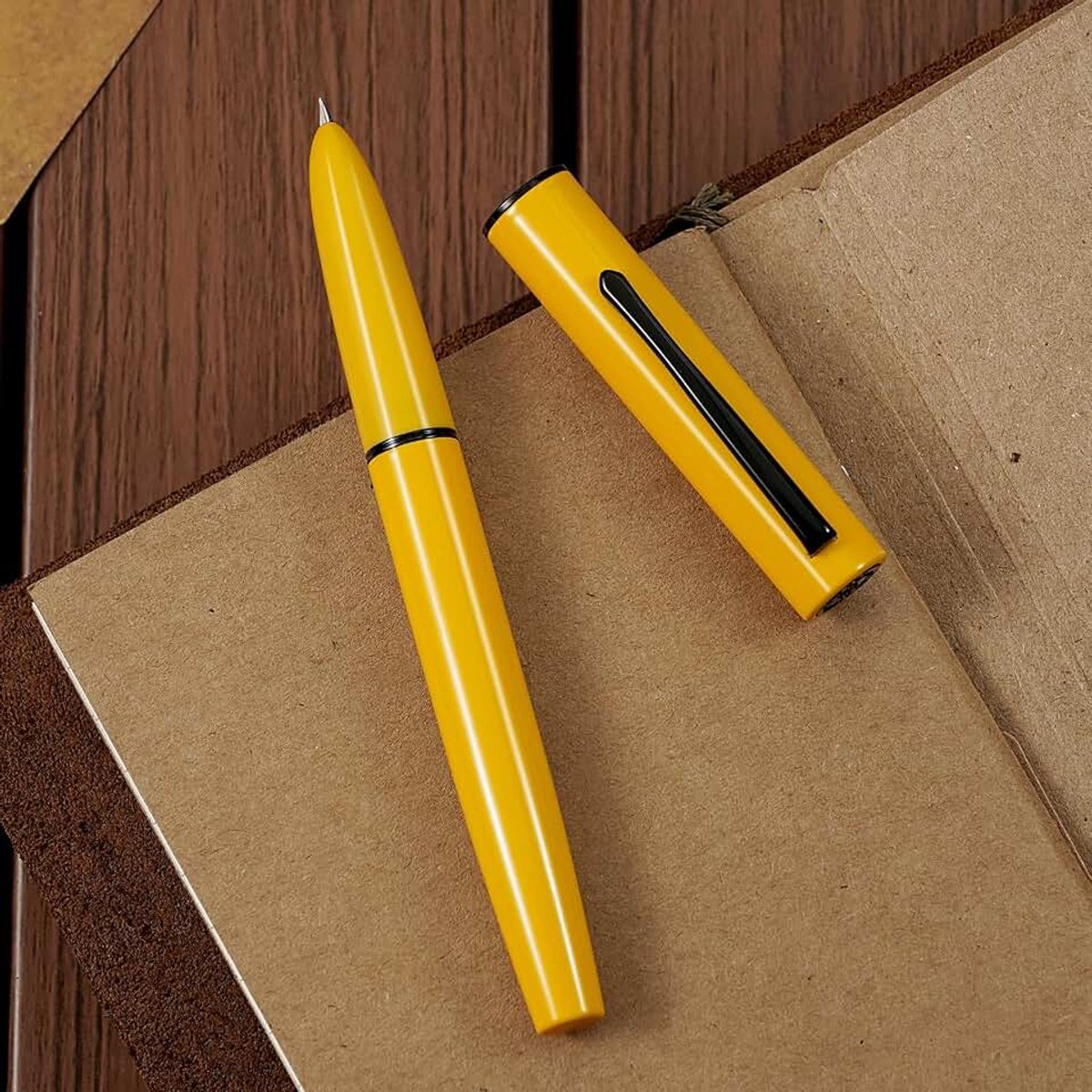 C1 Vulpen met fijne penpunt, citroengeel en klassiek retro design in metaal met inktconverter