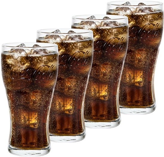 Quatre verres Coca-Cola, chacun rempli de cola et de glaçons, disposés en ligne.