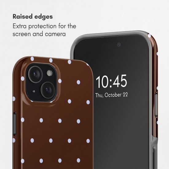 Dichtbij een bruin telefoonhoesje met witte stippen en een telefoon met verhoogde randen.