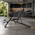 Zwarte fitnessbank in een garage, met pijlen die de verschillende verstelhoeken aangeven van -25 tot 108 graden.