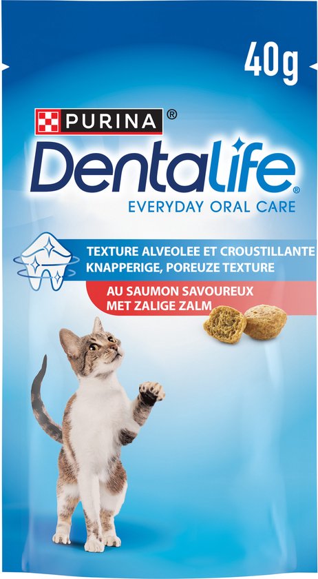 Purina Dentalife zak van 40g met de tekst 'Everyday Oral Care'. Een katje kijkt omhoog naar twee snacks.