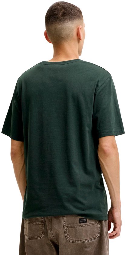 Achterkant van een effen donkergroen T-shirt gedragen door een man.