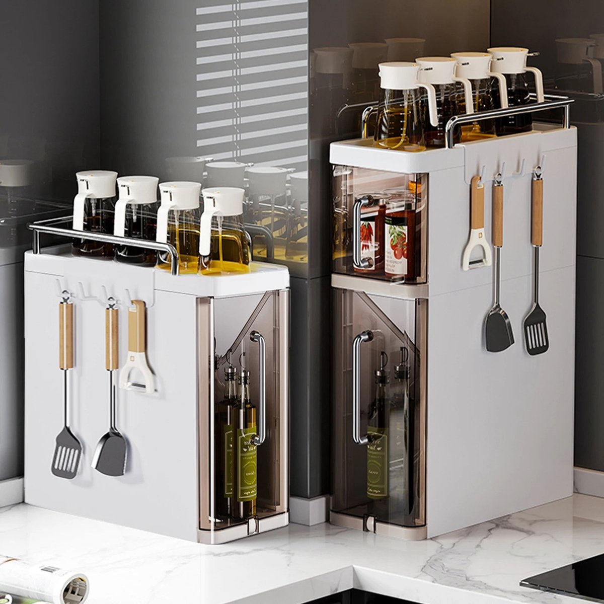 Calivari Uittrekbaar Kruidenrek - 3 Lagen - Smalle Keuken Organizer voor Kruiden, Olie & Sauzen - Keukenkast Opbergrek met Haken en Deur - Wit