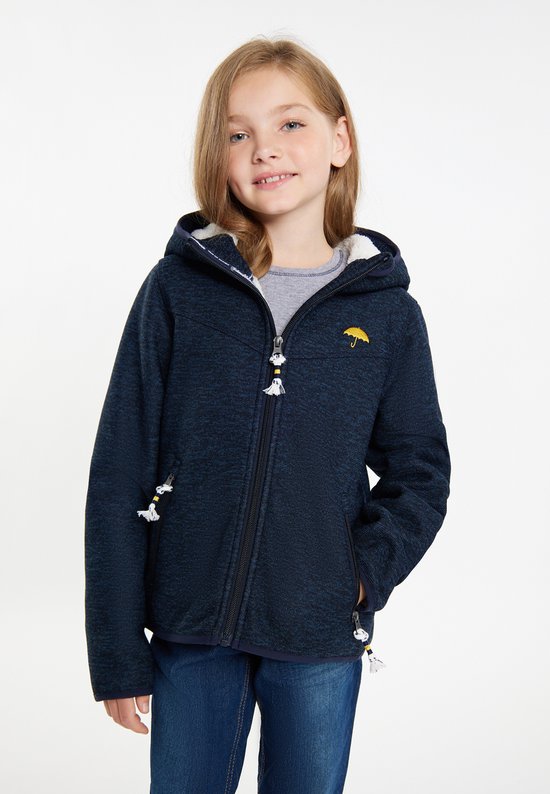 Model draagt een donkerblauw gebreid fleece jack met teddyvoering, gele paraplu-embleem en kwastjes aan de rits.
