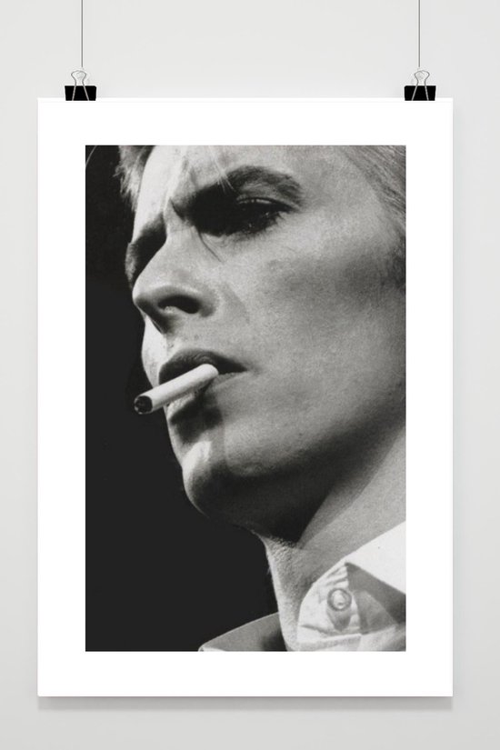 David Bowie Poster - Zwart Wit - Muziek - Sigaret - Icon - Rock - Vintage - posters - formaat 50x70cm - Wanddecoratie - BS3740 - Met Witte Rand - passe-partouts stijl