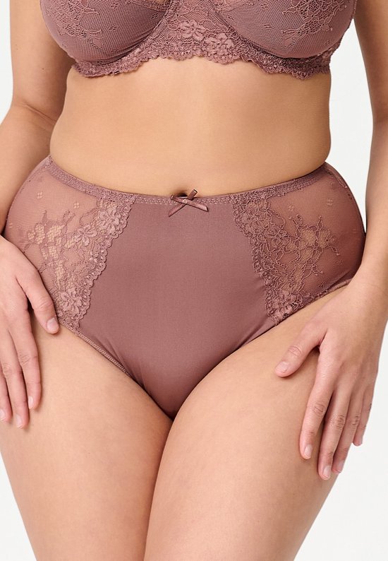 Vooraanzicht van het onderlichaam van een model in een koraalroze slip met kanten zijkanten en een strikje.
