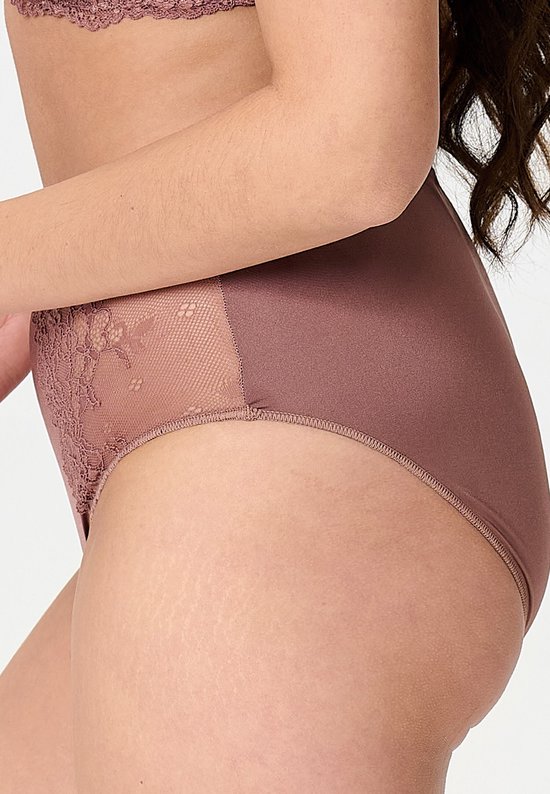 Lingeriebroekje van satijn in een zandkleur met kanten inzetstukken aan de zijkant.