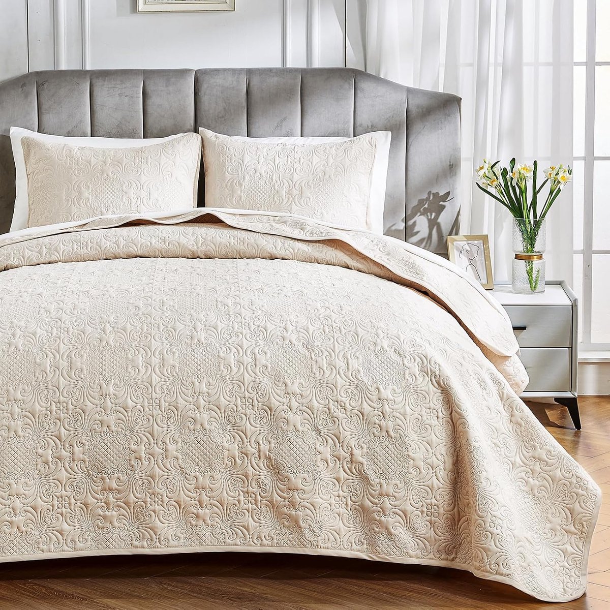 SnelShoppen - Luxe Bedovertrek voor Tweepersoonsbed 220 x 240 cm - Zacht Geborsteld Microvezel - Elegant Beige met Bloemenpatroon - Inclusief 2 Kussen