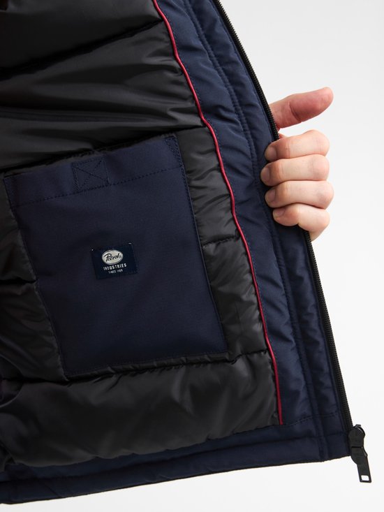 Binnenkant van donkerblauwe winterjas met zak en Petrol Industries label.