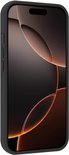 Zwarte, matte telefoonhoes omhult een iPhone 16 Pro, met focus op de zijkant en knoppen.