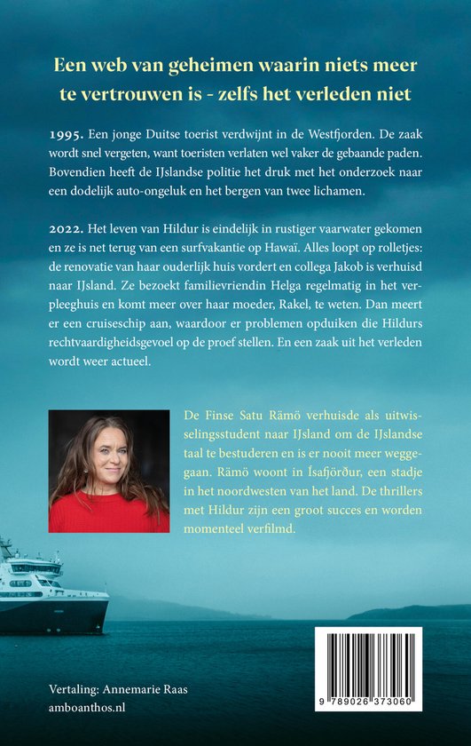 Een vrouw met bruin haar staat voor een schip, met een zee en rotsachtige kustlijn op de achtergrond.