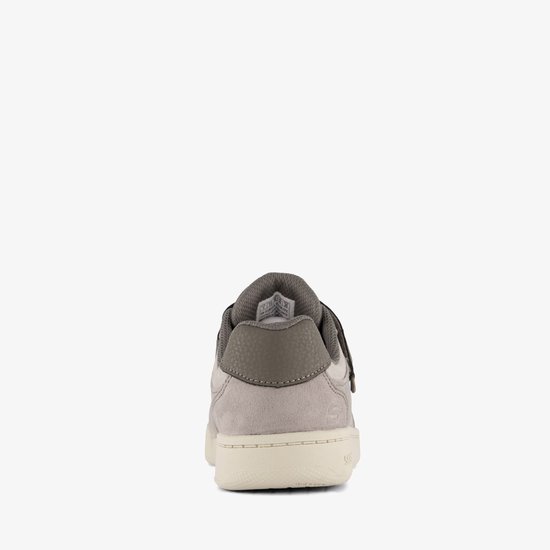 Achterkant van een taupe Skechers sneaker met suède en leren details en een beige zool.