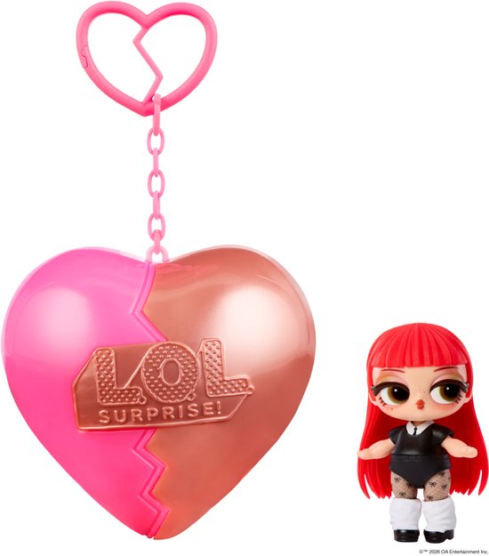 LOL Surprise pop met rood haar en zwart-wit outfit naast een gebroken hartvormige sleutelhangerdoos in roze en goudkleur.