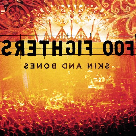 Voorkant van Foo Fighters Skin and Bones album met in spiegelbeeld afgedrukte tekst over een oranje concertzaal.