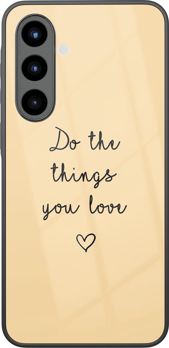 Hoesje geschikt voor Samsung Galaxy A56 - Do the things you love - Luxe Glazen Hardcase - Tekst - Geel