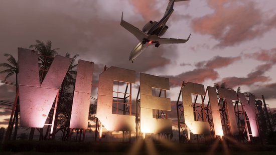 Grote letters 'VICE CITY' met een vliegtuig dat eroverheen vliegt bij zonsondergang.