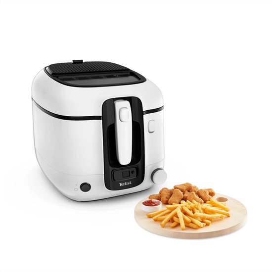 Witte Tefal frituurpan met zwarte accenten, naast een bord met friet en kipnuggets.