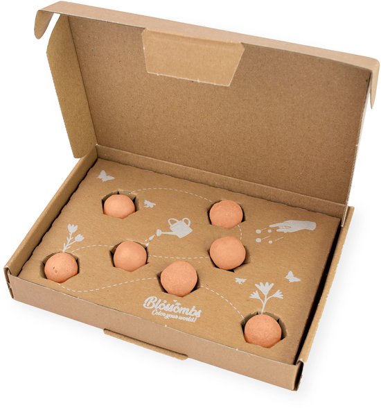 Een open kartonnen doos met zeven ronde, oranje bloembommetjes erin.