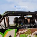 Close-up van de bestuurders- en passagiersstoelen van een groene RC auto.