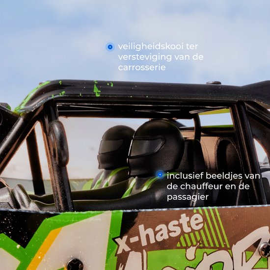 Close-up van de bestuurders- en passagiersstoelen van een groene RC auto.