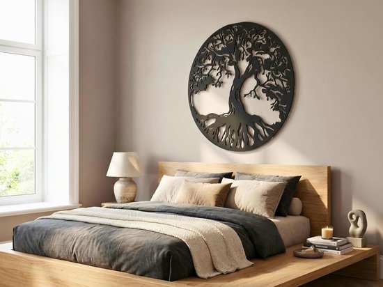 Zwarte levensboom wanddecoratie boven een houten bed in een slaapkamer.