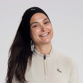 Zwarte sport hoofdband, gedragen door een lachende vrouw.