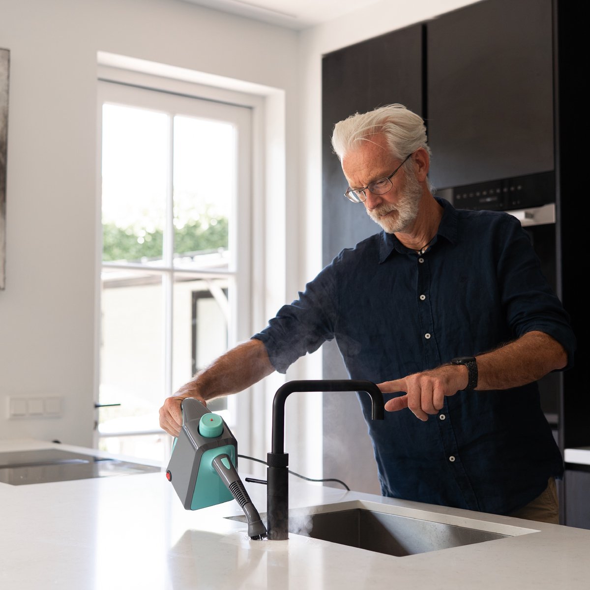 Achaté Handstoomreiniger PRO – 1000W Stoomreiniger & Handstomer – Kledingstomer – Voegenreiniger voor Badkamer, Keuken, Tegels & Ramen – Vlekkenreiniger – Stoomborstel – 3.5 Bar – 200ml – 9 Opzetstukken thumbnail 3