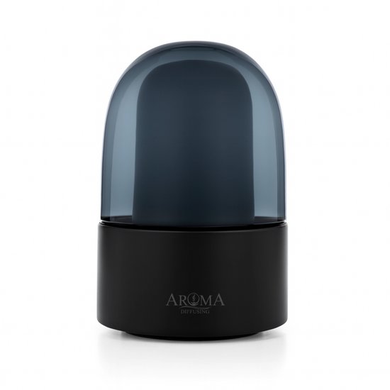 Zwarte aroma diffuser met donkergrijs glazen kap, staand op een witte ondergrond.