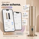 Gouden FUSIFY LX diffuser met smartphone die de app toont. "Jouw geur. Jouw schema."