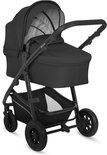 Zwarte kinderwagen met reiswieg, verstelbare duwstang en grote zonnekap. Wielen met profiel.