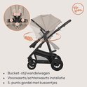 Beige kinderwagen met 5-puntsgordel, verstelbare duwstang en ruime boodschappenmand. Geschikt vanaf 6 maanden.