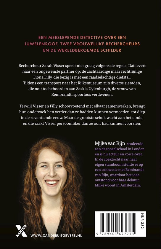 Vrouw met rood haar lacht naar de camera, met tekst over een misdaadroman.