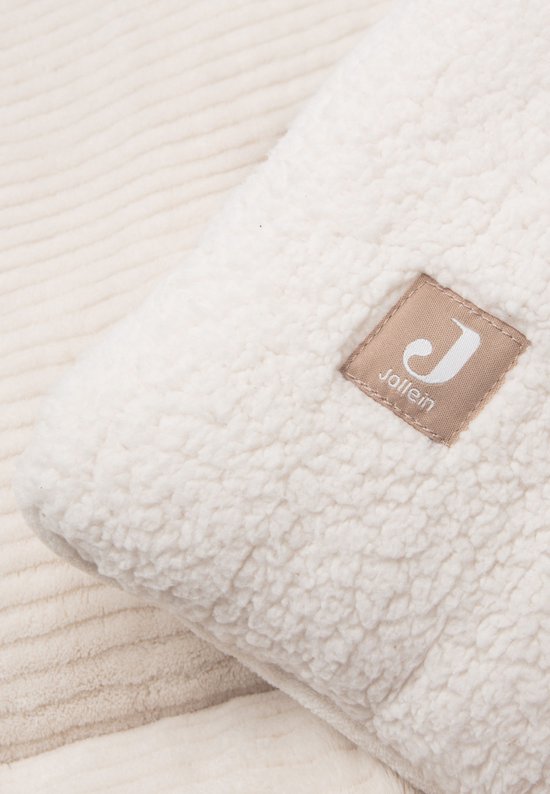 Crèmekleurig boxkleed met een zachte, teddy-achtige stof en een label met het Jollein logo.