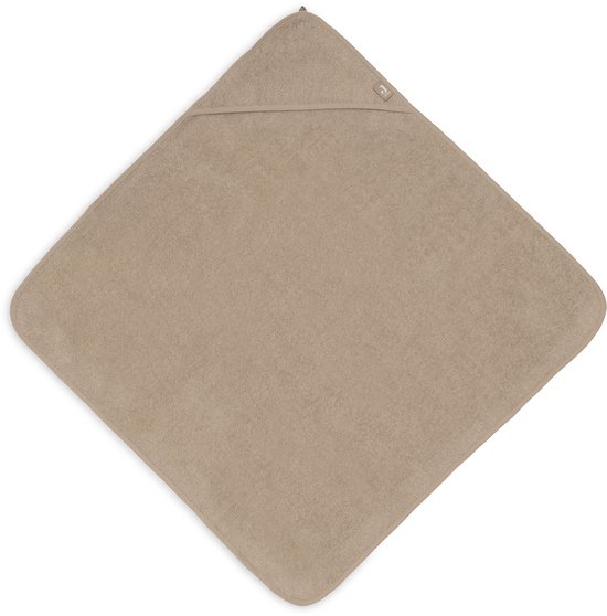 Cape de bain bébé beige, carrée avec capuche. Avec une étiquette marron avec logo 'J Jollein'.