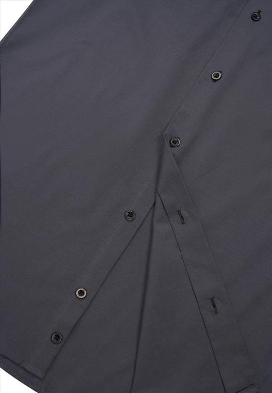 Detail van de knoopsluiting van een antracietgrijs slimfit overhemd.